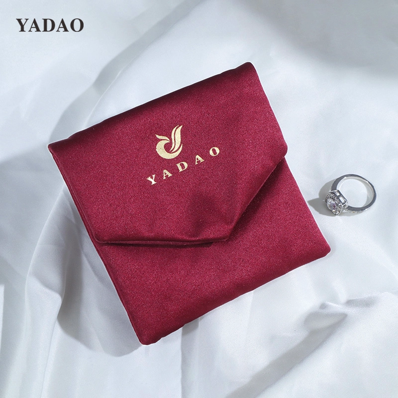 porcelana Bolsa de embalaje de joyería de color rojo vino acabada en satén y ante. fabricante