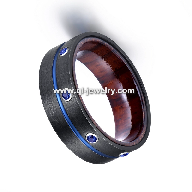Erstaunliche 8mm äußere schwarze Zirkonium innere Holz Hochzeit Band mit 7 blauen CZ Steinen Schwarz Zirkonium Ring China Lieferant