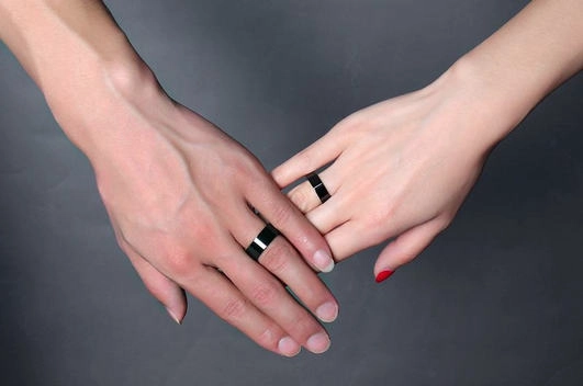 China The ring carries the love manufacturer