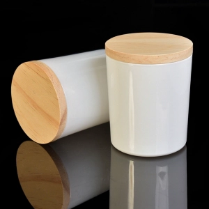 bílé skleněné svícny s dřevěnými víčky
