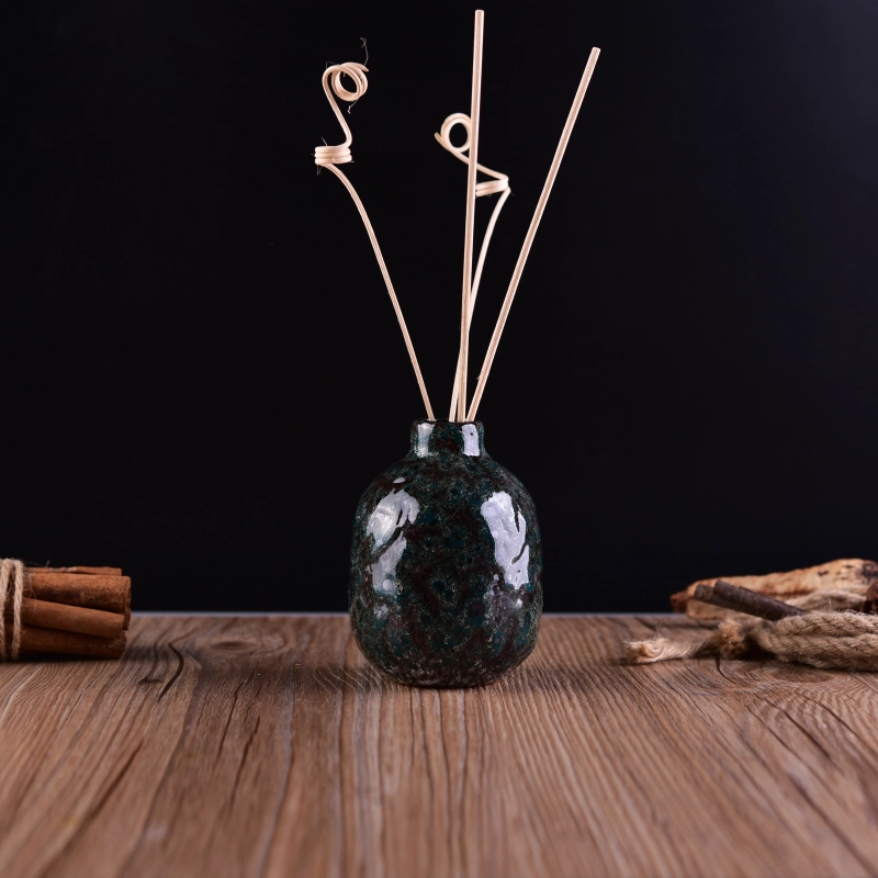 Round ceramic glazed diffuse bottle with reed