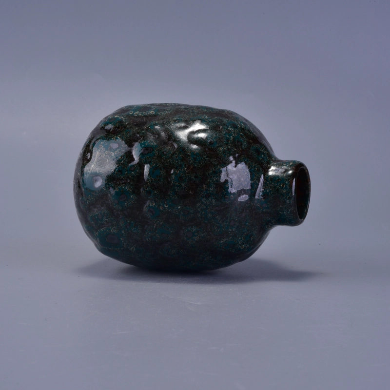 Round ceramic glazed diffuse bottle with reed