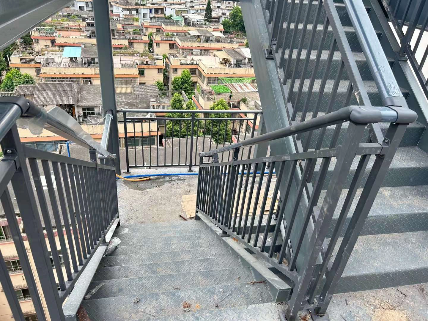 Pasamanos de escalera de acero negro mate