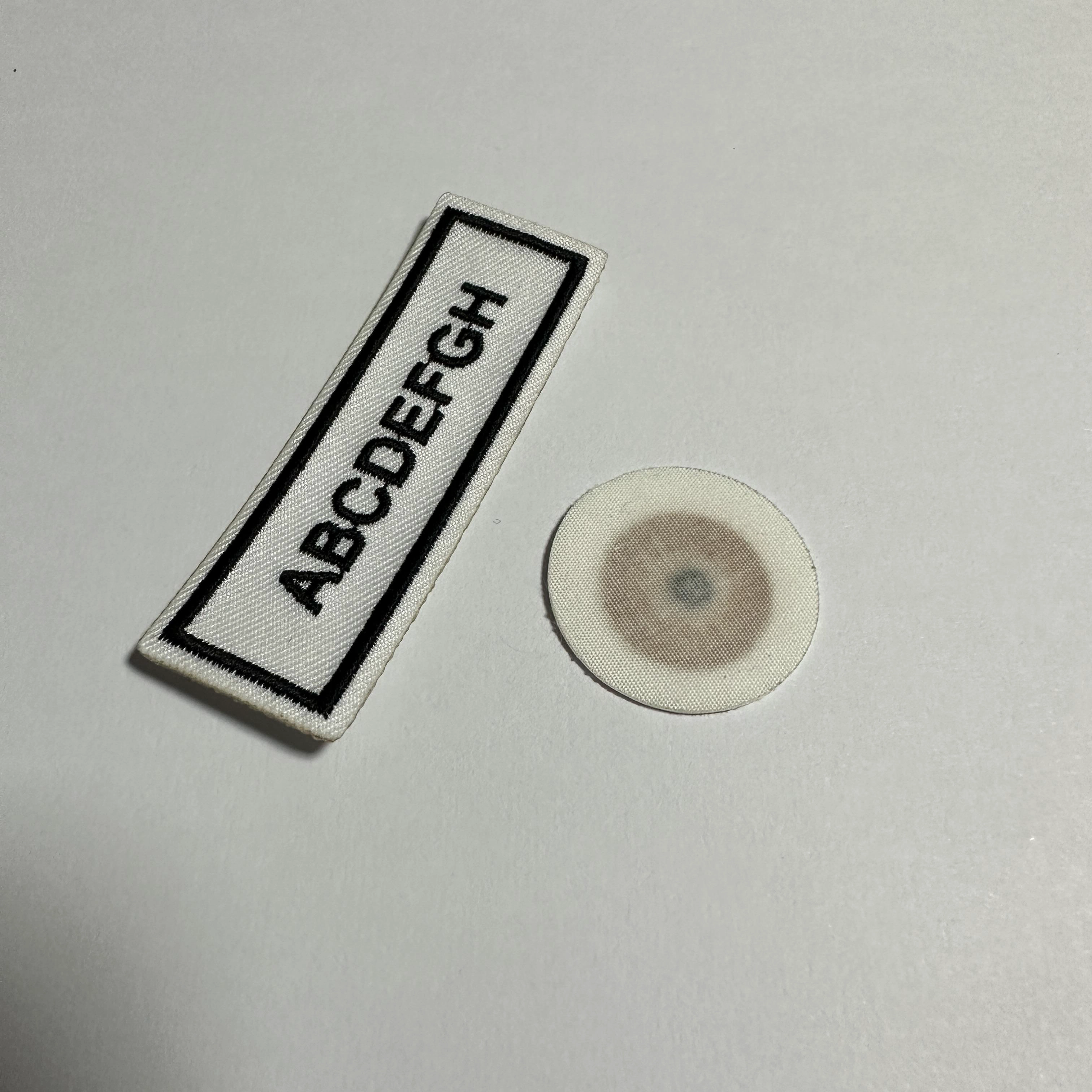 Chine Étiquette de vêtement nfc à repasser, badge brodé nfc, patch lavable, étiquette nfc tissée à coudre NTAG424 DNA fabricant