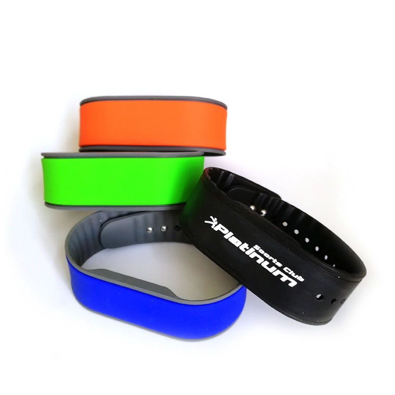 Trung Quốc Chống Thấm Nước Chất Lượng Cao Tùy Chỉnh In Logo RFID 125 Khz Dây Đeo Tay Màu Sắc Tươi Sáng Rộng Vòng Tay Silicon Dành Cho Phòng Tập Gym Khóa nhà chế tạo