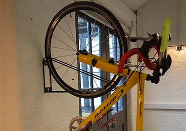 China Suporte para bicicletas ao ar livre: Suporte para bicicletas vertical preto durável fabricante