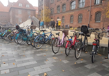 China Um monte de escombros foram empilhados perto dos bicicletários fabricante