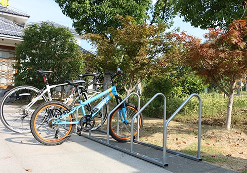 Close-up van het oppervlak van een thermisch verzinkt stalen fietsenrek met een zinklaag