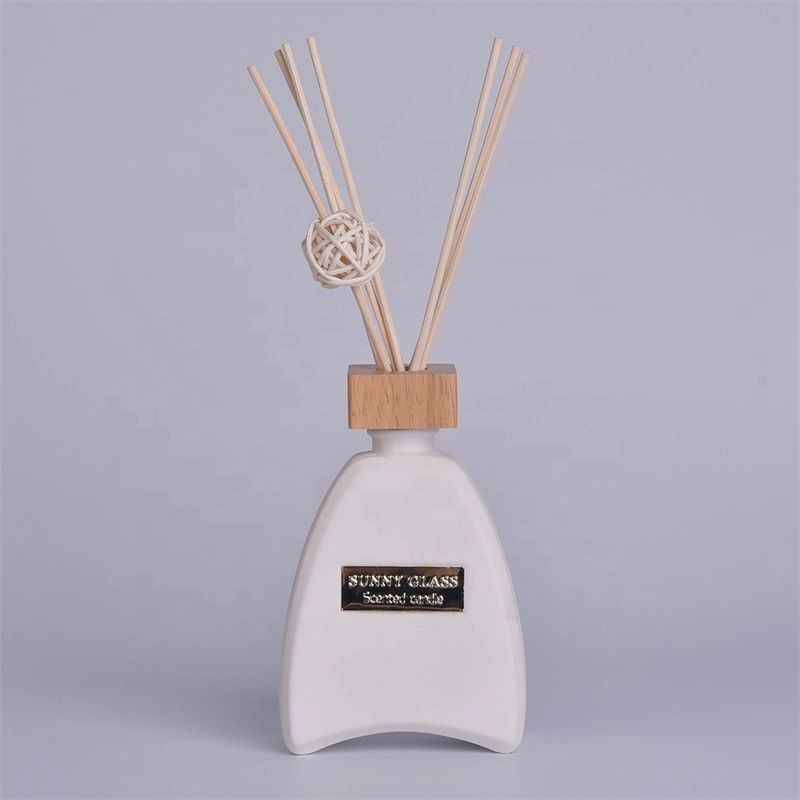 Fragrance ceramic aroma diffuser bottle with reed for home decor wholesale