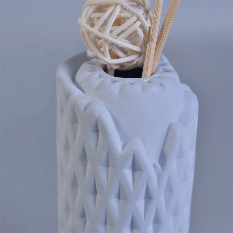 Fragrance woven pattern ceramic aroma diffuser bottle with reed for home decor supplier