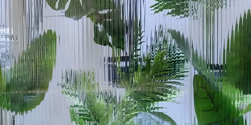 Moru pattern decorated glass wall