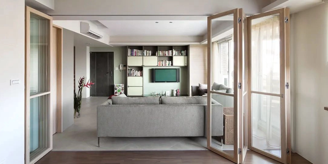 Hanging rail glass floding door