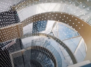 የሚሽከረከር የ Glass Staircase