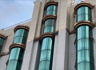 Kioo kilichopinda kwenye facade