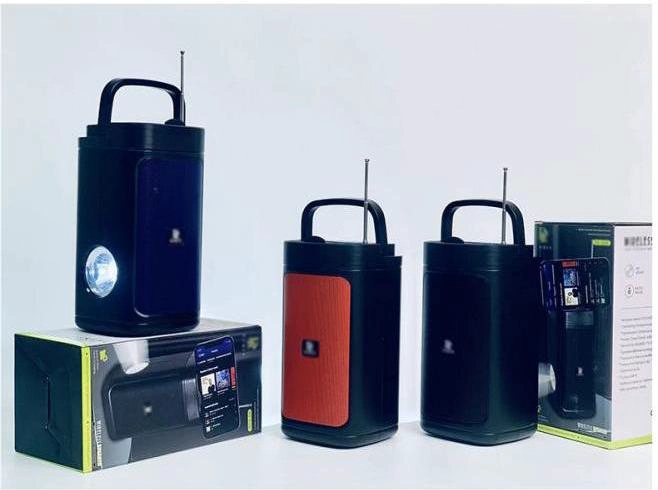 带有手电筒功能的无线电太阳能便携式蓝牙扬声器：终极户外音频伴侣