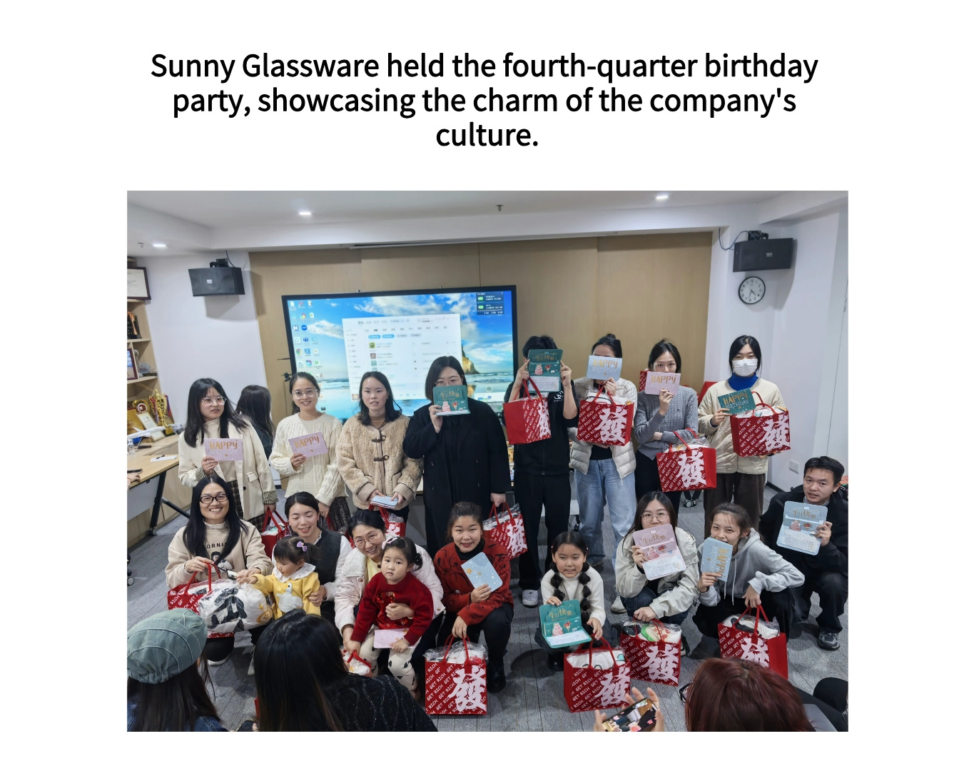 Sunny Glassware held the fourth-quarter birthday party, showcasing the charm of the company's culture. Sunny Glassware held the fourth-quarter birthday party, showcasing the charm of the company's culture.