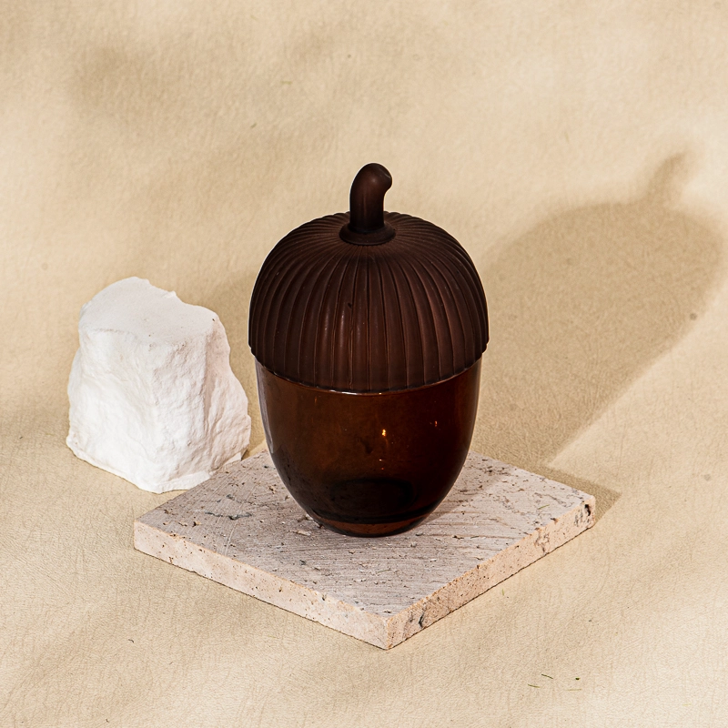 Tarro de vela perfumado de vidrio con tapa de bellota marrón personalizado