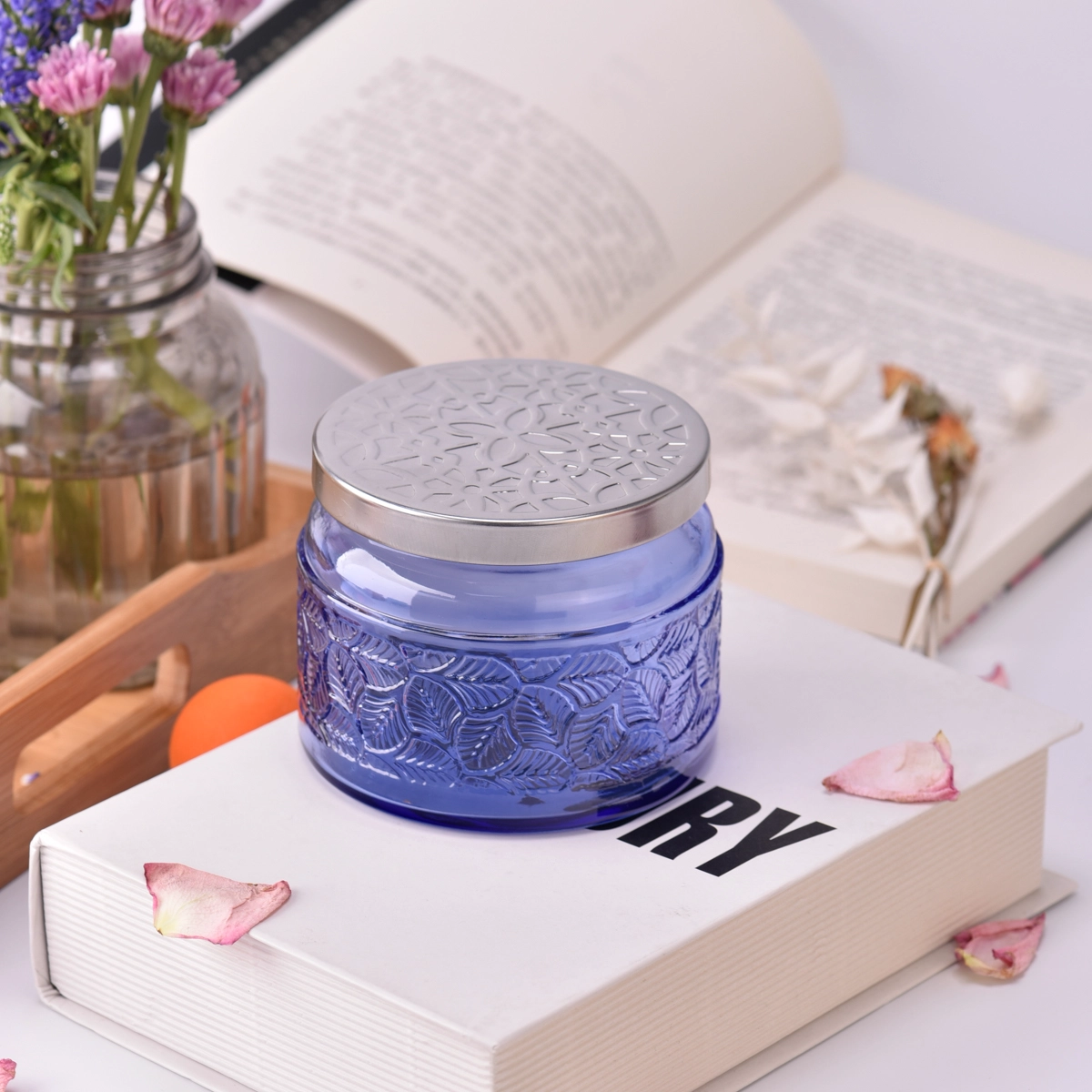 Tarros de vela de cristal con forma de hoja grabada en relieve azul cobalto moderno personalizado con tapa de metal plateado martillado