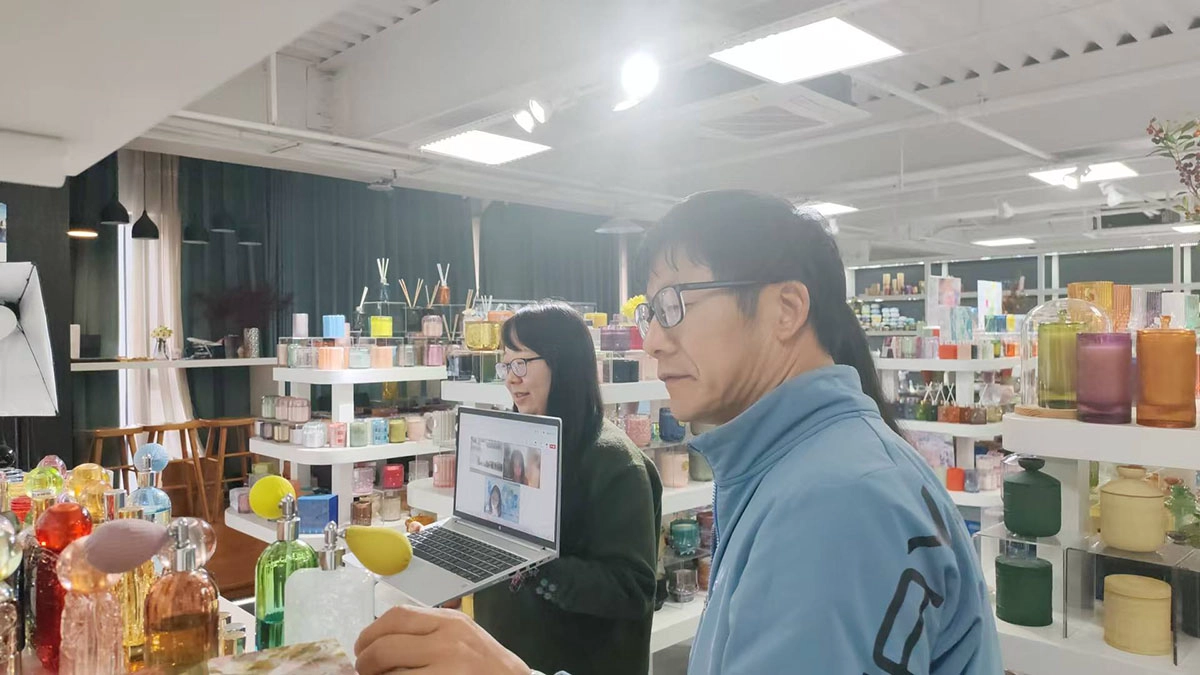 ビデオ通話で顧客に製品と職人技を紹介する