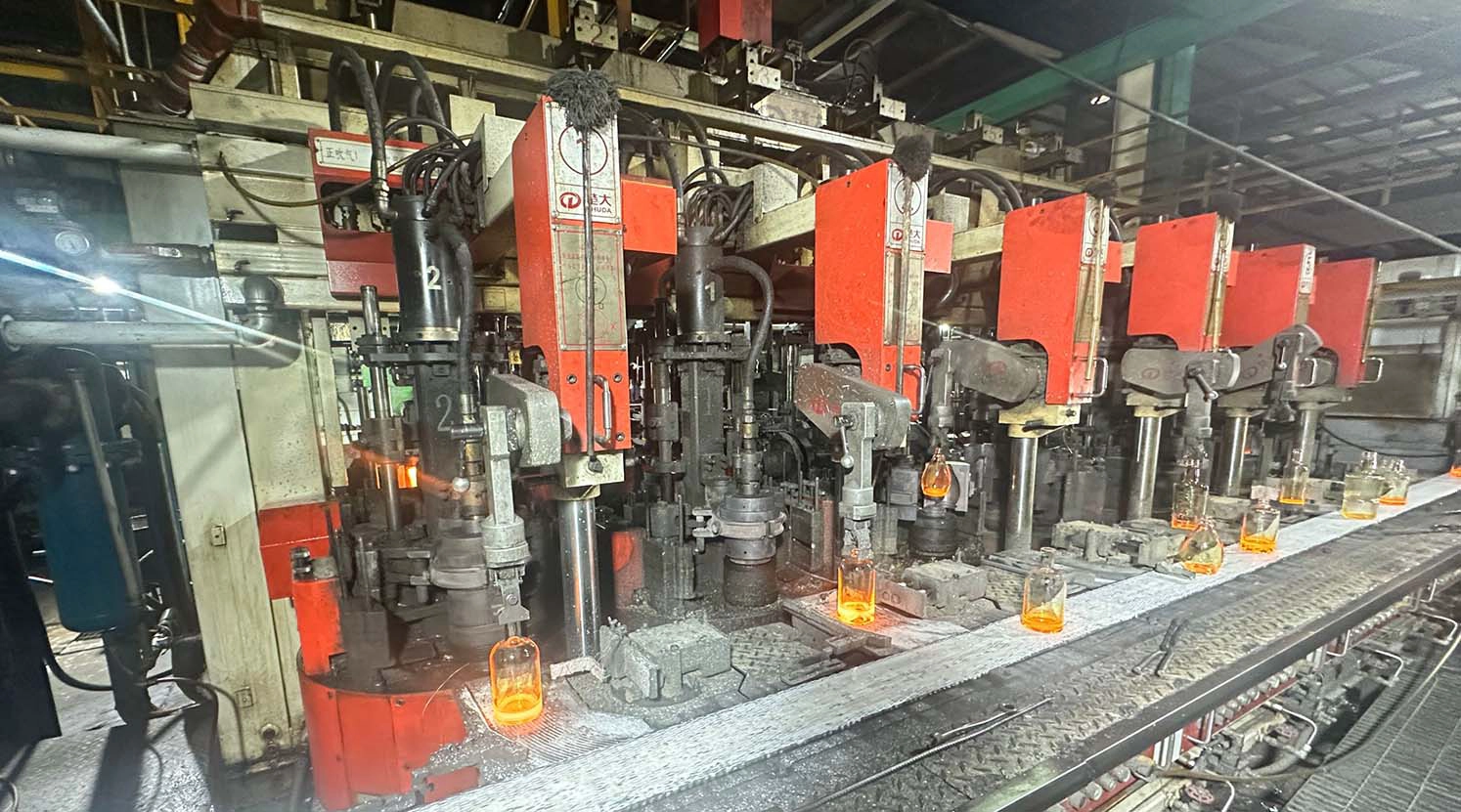 高温の工房で形作られていくボトル