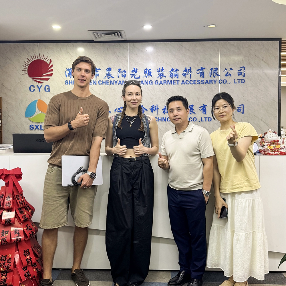 Clientes rusos visitan la empresa CYG para inspección e intercambio para explorar nuevas oportunidades de cooperación en accesorios de vestir