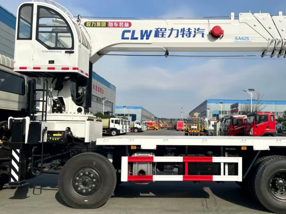Dongfeng 25-ton na trak na may crane