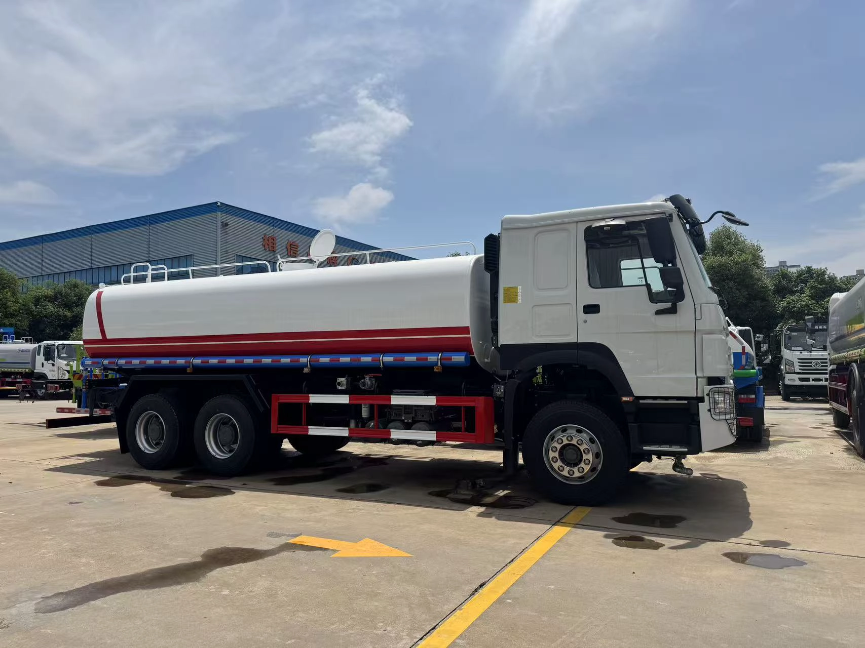 รถบรรทุกน้ำ SINOTRUK HOWO 1100 gal 5TON