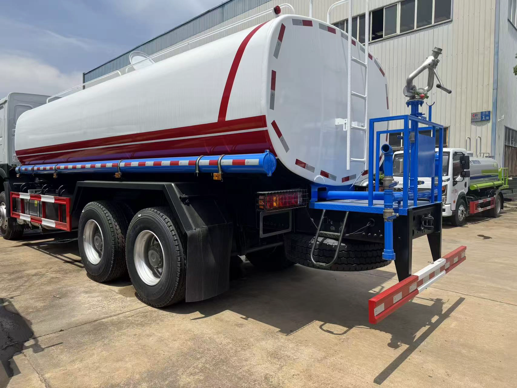 ISO certified water tanker truck China