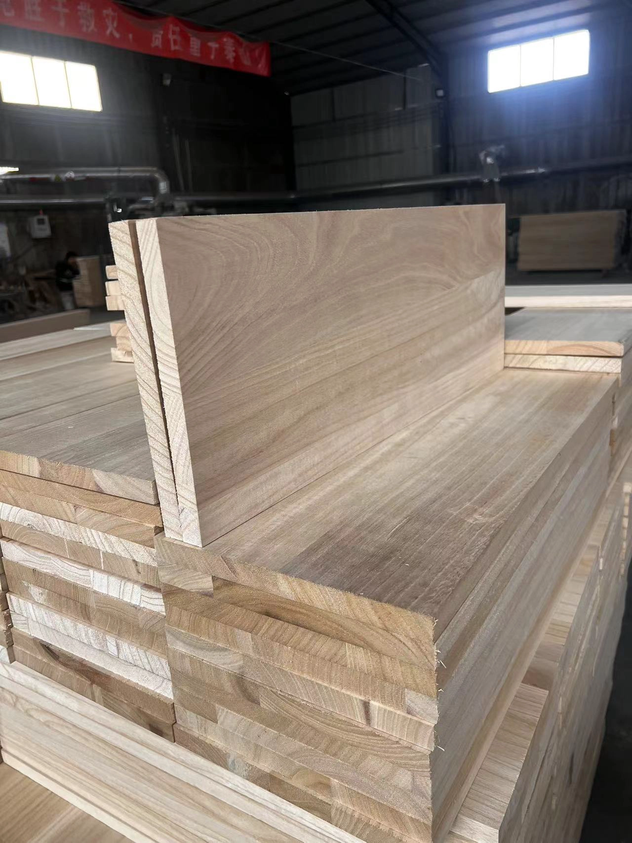 Commande de planches de bois de peuplier personnalisées par un client néerlandais, bientôt expédiées