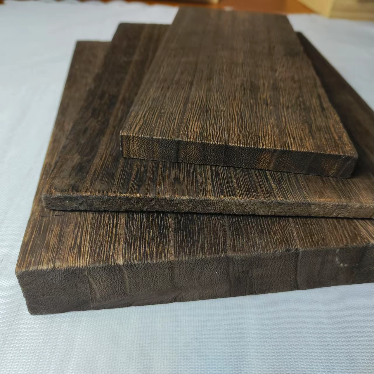 Processus innovants pour les planches de Paulownia fortement flammées