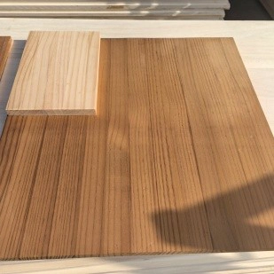 Großhändler für wärmebehandelte walnussfarbene Massivholzplatten, Kiefer und Gummibaumholz in China