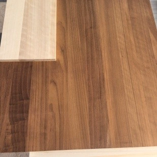 Großhändler für wärmebehandelte walnussfarbene Massivholzplatten, Kiefer und Gummibaumholz in China