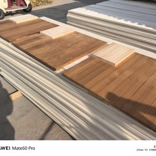 Großhändler für wärmebehandelte walnussfarbene Massivholzplatten, Kiefer und Gummibaumholz in China