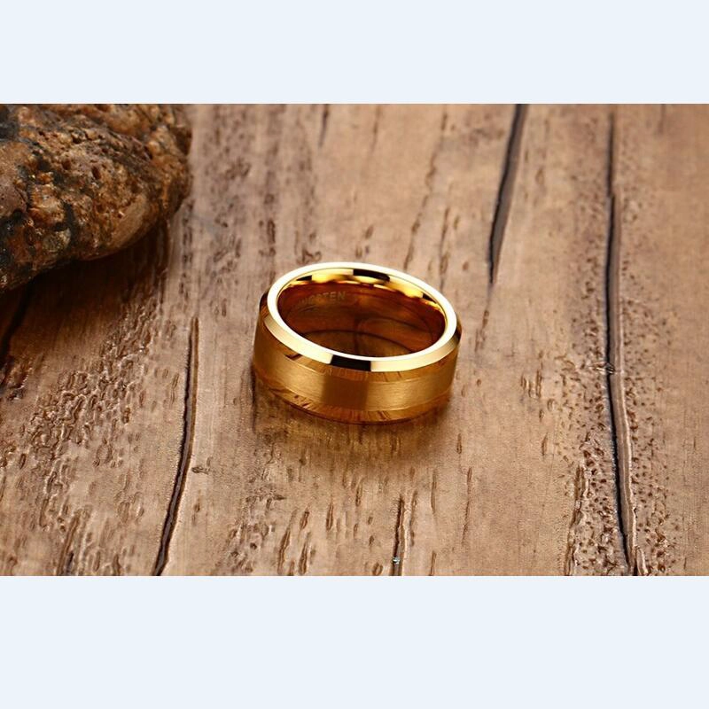Top Sales Bands de mariage 6mm / 8mm Couple Gold Tungstène Bague en carbure de tungstène brossé Centre Brossé China Factory Custom Tungstène Bande de carbure