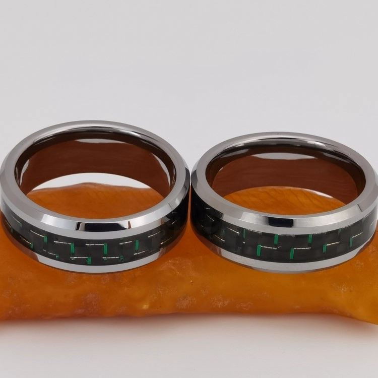 Anello di tungsteno in stock Popolare Anello in carburo di tungsteno con bordi smussati piatti da uomo in argento lucido da 8 mm con intarsio in fibra di carbonio nero e verde Produttore cinese