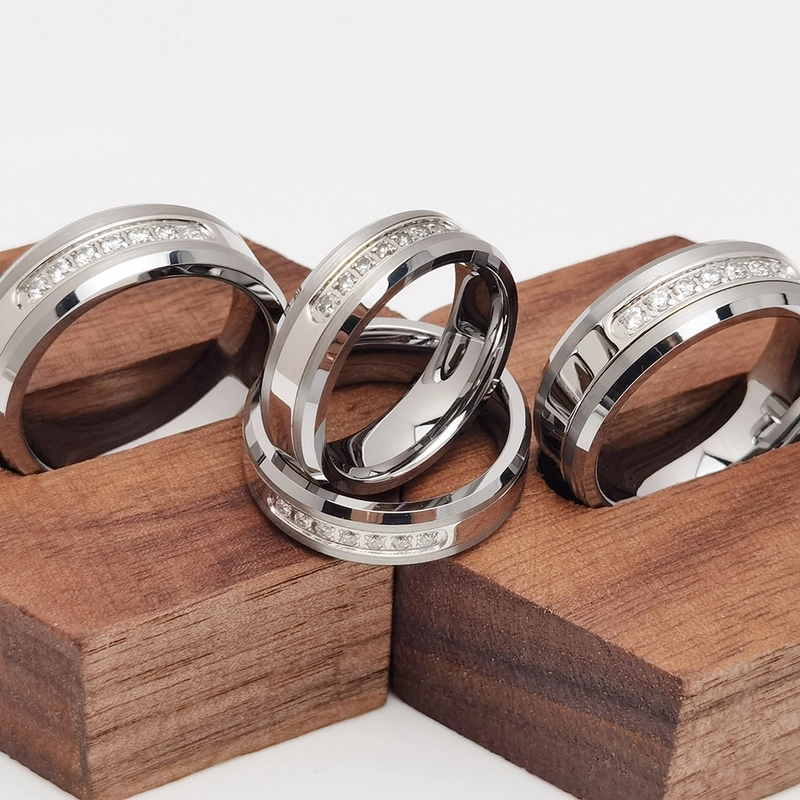 Chine Bague en tungstène en stock Bague en carbure de tungstène polie et brossée de 8 mm avec des bords plats et biseautés populaires avec 7 pierres blanches CZ Fabricants