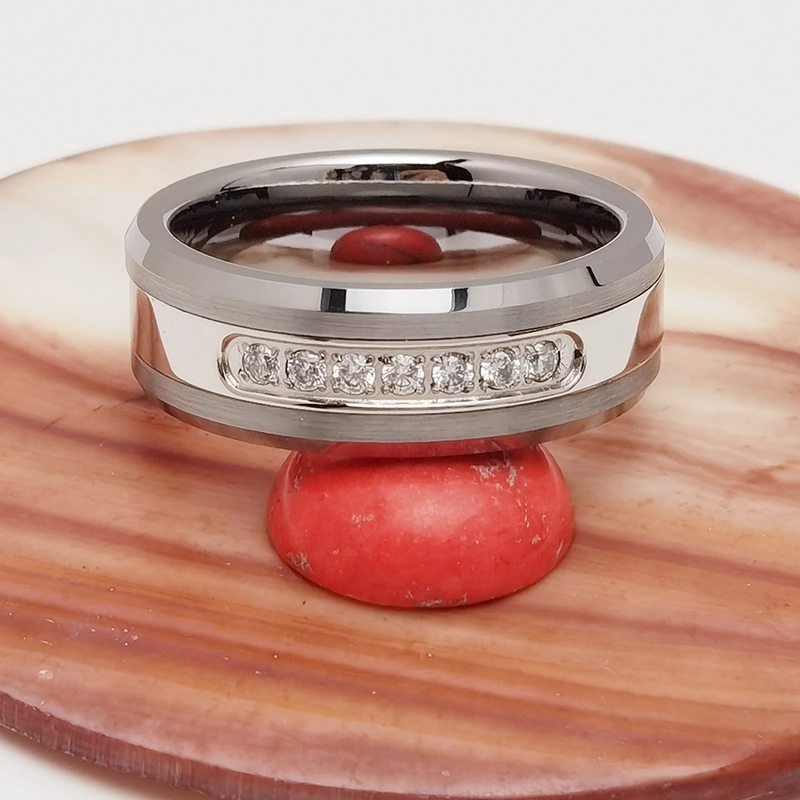 Chine Bague en tungstène en stock Bague en carbure de tungstène polie et brossée de 8 mm avec des bords plats et biseautés populaires avec 7 pierres blanches CZ Fabricants