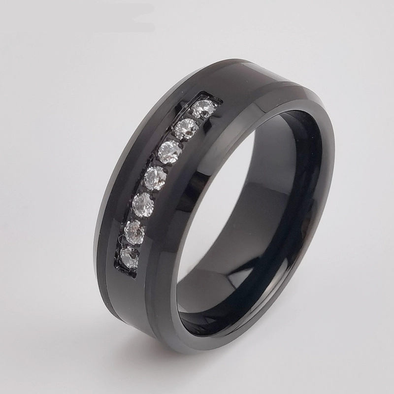 Anello di tungsteno in stock Anello popolare in carburo di tungsteno nero spazzolato con bordi piatti e smussati da 8 mm con 7 pietre CZ bianche Fabbrica cinese