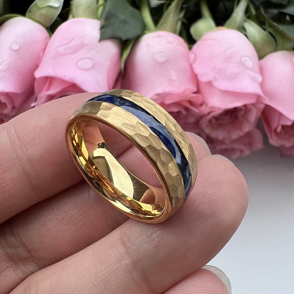 Chine Bagues de mariage en tungstène uniques et abordables Bague en carbure de tungstène doré bombé et martelé de 8 mm avec incrustation de lapis écrasé Fabricants