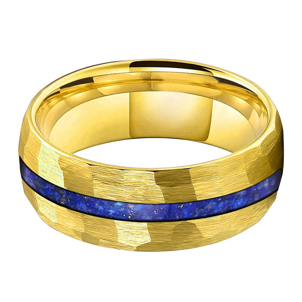 Chine Bagues de mariage en tungstène uniques et abordables Bague en carbure de tungstène doré bombé et martelé de 8 mm avec incrustation de lapis écrasé Fabricants