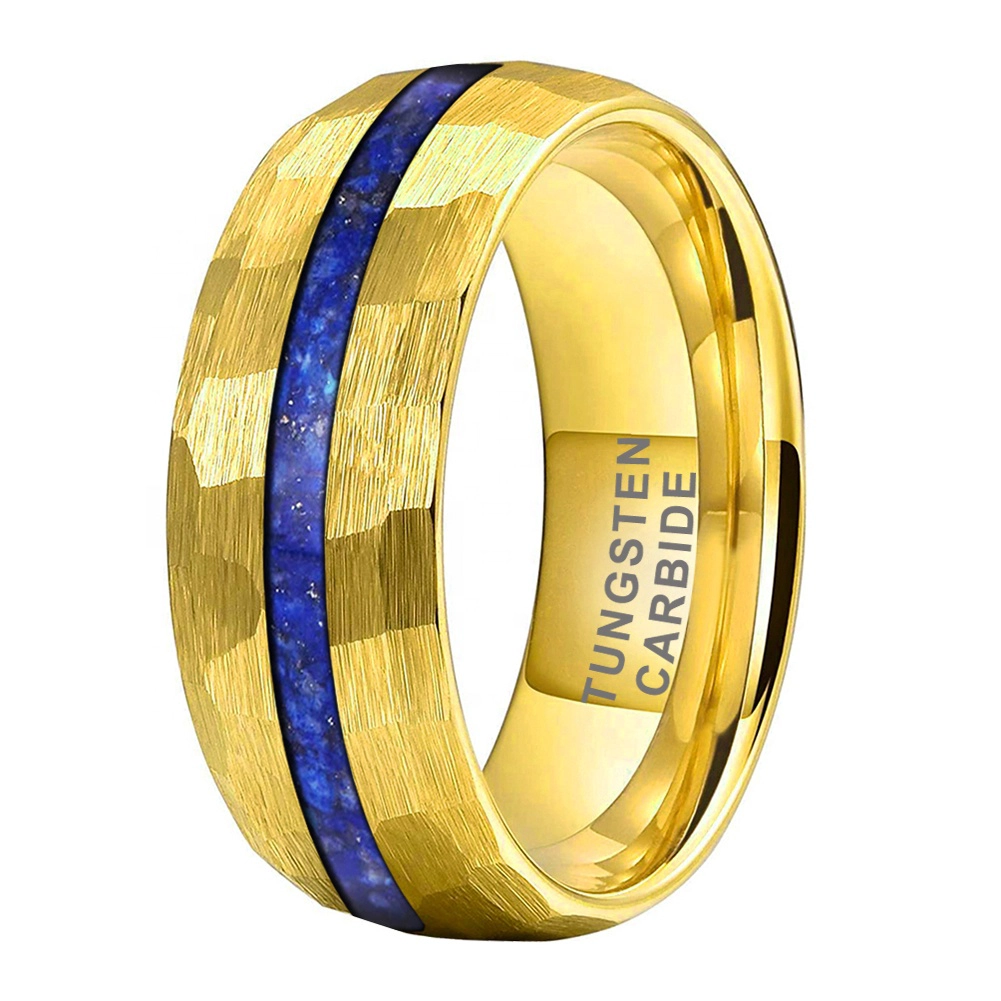 Chine Bagues de mariage en tungstène uniques et abordables Bague en carbure de tungstène doré bombé et martelé de 8 mm avec incrustation de lapis écrasé Fabricants
