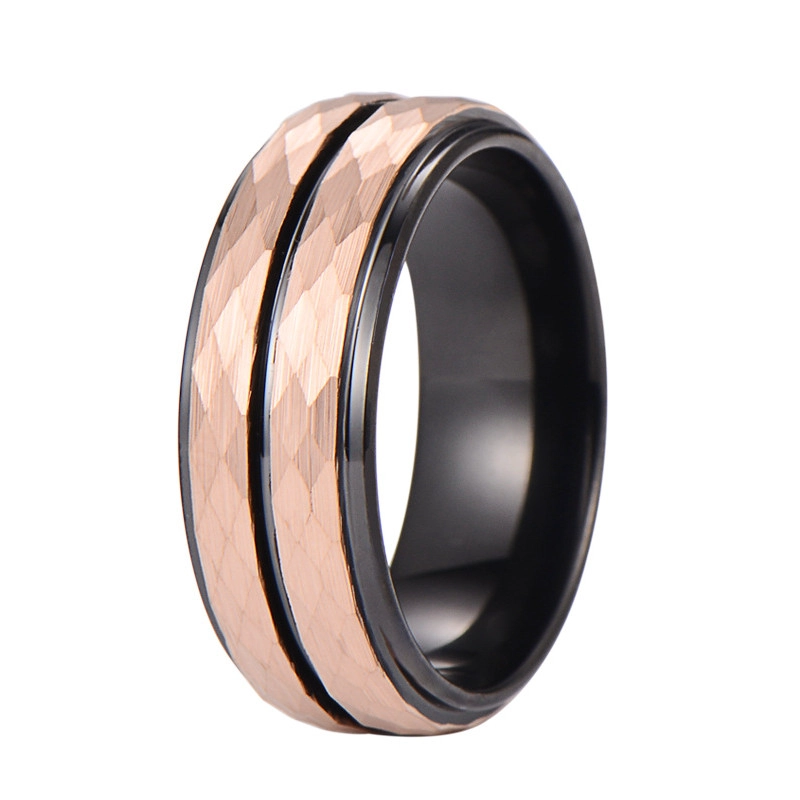 Anello di tungsteno bicolore all'ingrosso-Texture martellata in oro rosa e banda interna nera | Produttore di porcellana ipoallergenico e resistente ai graffi