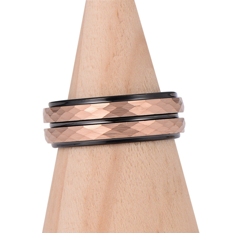 Anello di tungsteno bicolore all'ingrosso-Texture martellata in oro rosa e banda interna nera | Produttore di porcellana ipoallergenico e resistente ai graffi