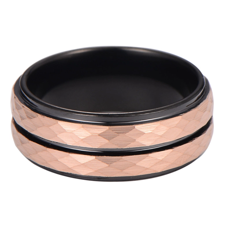 Anello di tungsteno bicolore all'ingrosso-Texture martellata in oro rosa e banda interna nera | Produttore di porcellana ipoallergenico e resistente ai graffi