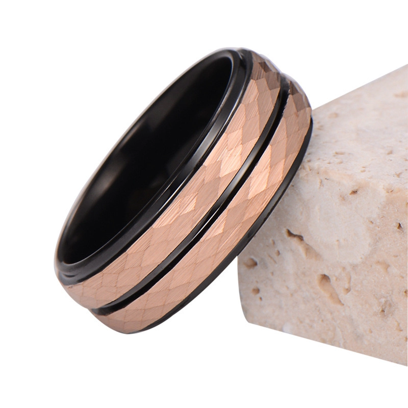 Anello di tungsteno bicolore all'ingrosso-Texture martellata in oro rosa e banda interna nera | Produttore di porcellana ipoallergenico e resistente ai graffi