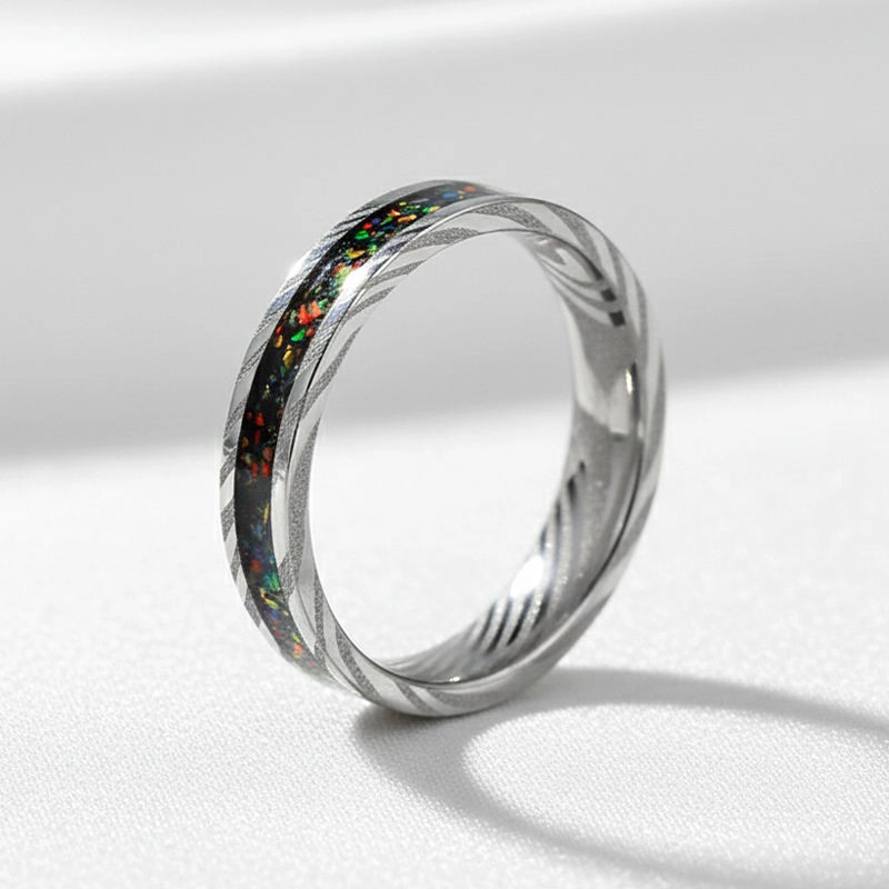 Produttore all'ingrosso di romantiche fedi nuziali in acciaio di Damasco placcato argento da donna da 4 mm con inserto in opale schiacciato