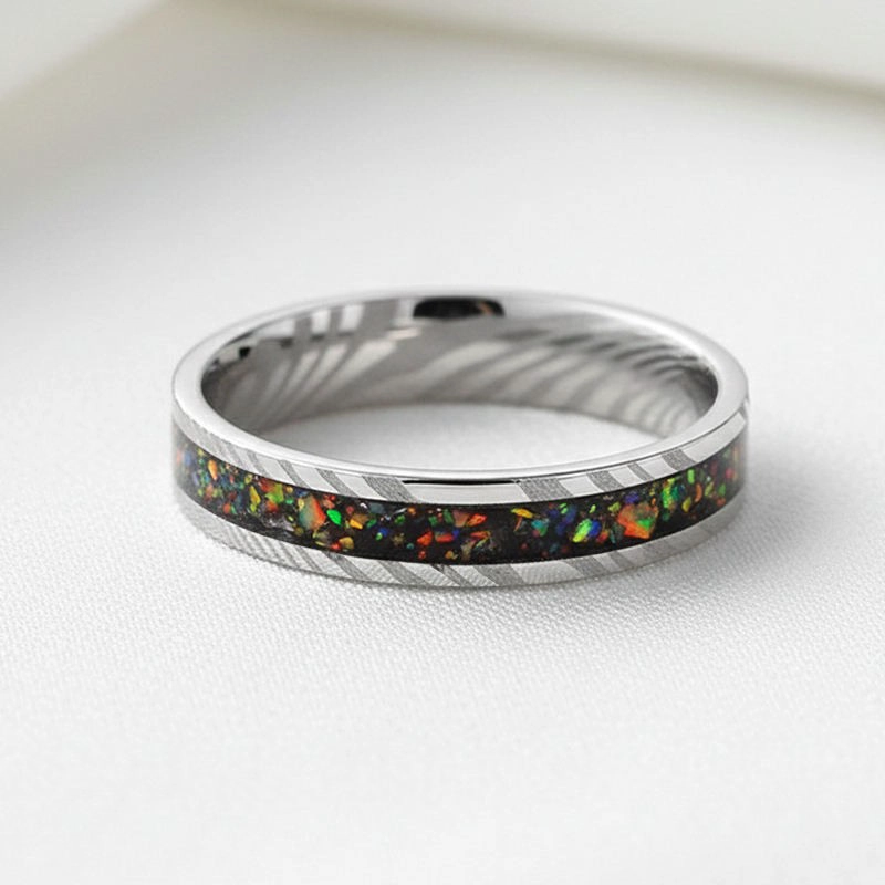 Produttore all'ingrosso di romantiche fedi nuziali in acciaio di Damasco placcato argento da donna da 4 mm con inserto in opale schiacciato