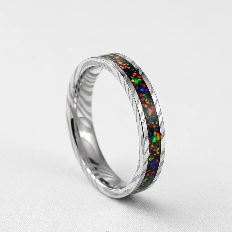 Produttore all'ingrosso di romantiche fedi nuziali in acciaio di Damasco placcato argento da donna da 4 mm con inserto in opale schiacciato