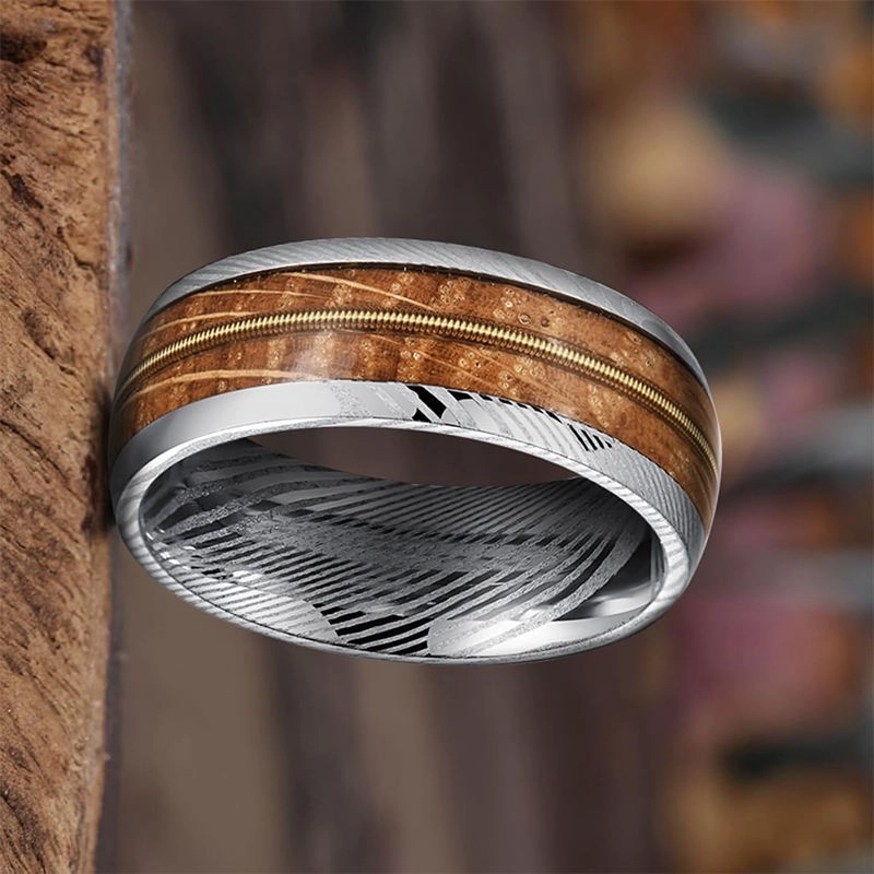 Fabricante mayorista B2B de anillos clásicos de acero de Damasco de 8 mm: alianzas de boda para hombres con incrustaciones de cuerdas de guitarra y madera de barril de whisky