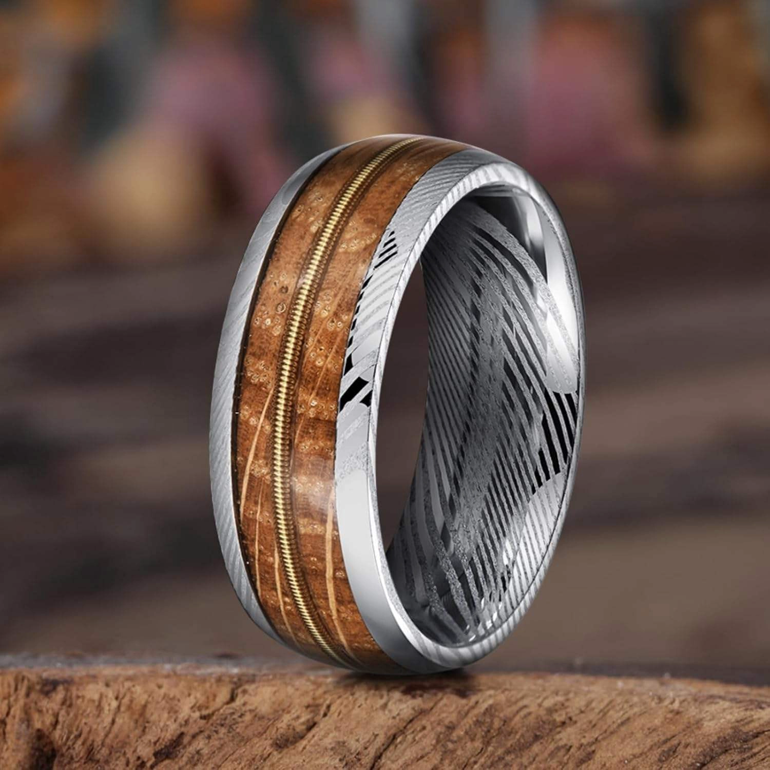 Fabricante mayorista B2B de anillos clásicos de acero de Damasco de 8 mm: alianzas de boda para hombres con incrustaciones de cuerdas de guitarra y madera de barril de whisky